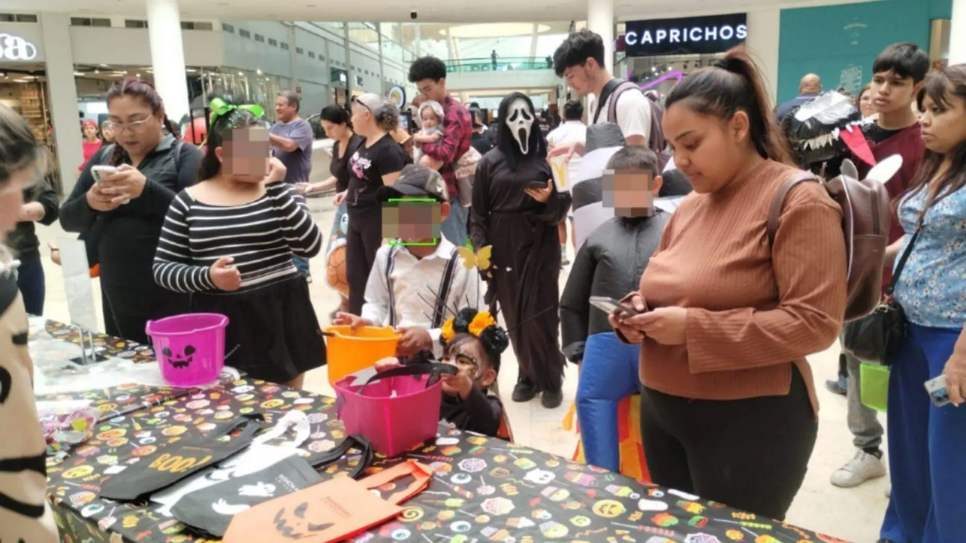 niños disfrazados en el fashion mall